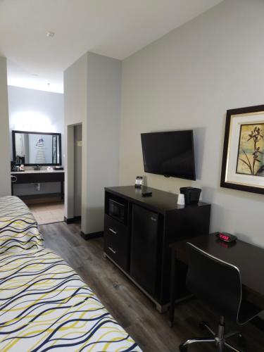 Executive Inn and Suites Tyler - image 8