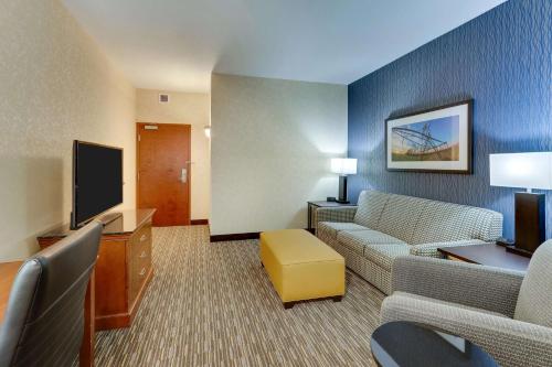 2 queen beds, 1 sofa bed
