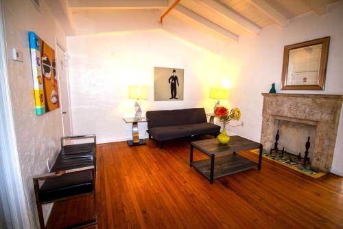 L'Etoile One-Bedroom Apartments by Royal Stays - image 11