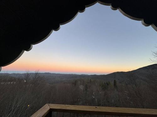 1MMView-2Kings-HotTub-PoolTable-Arcade-Waterfall