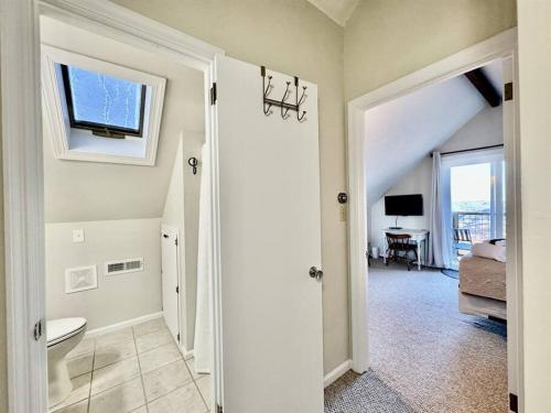 1MMView-2Kings-HotTub-PoolTable-Arcade-Waterfall