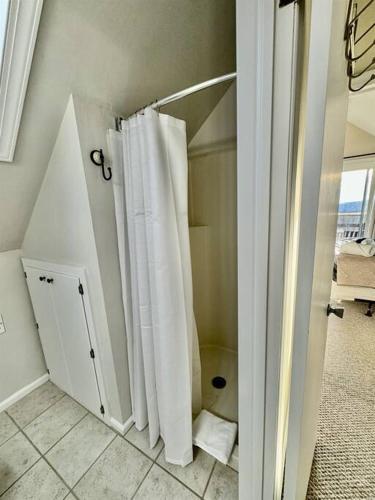 1MMView-2Kings-HotTub-PoolTable-Arcade-Waterfall