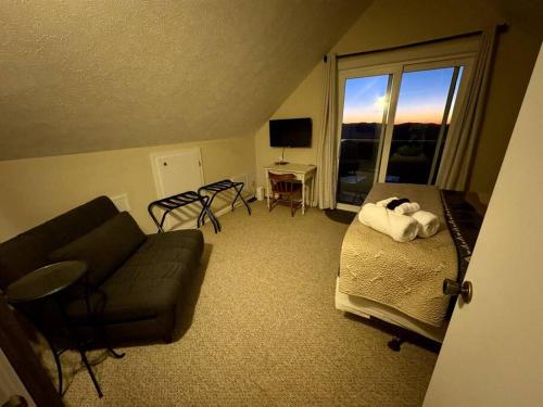 1MMView-2Kings-HotTub-PoolTable-Arcade-Waterfall