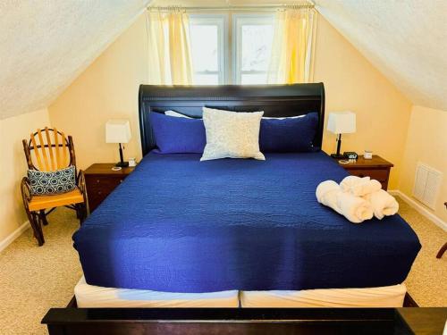 1MMView-2Kings-HotTub-PoolTable-Arcade-Waterfall