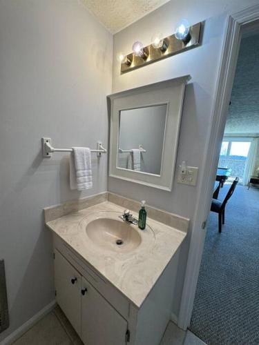 1MMView-2Kings-HotTub-PoolTable-Arcade-Waterfall