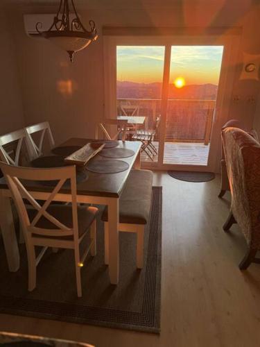 1MMView-2Kings-HotTub-PoolTable-Arcade-Waterfall