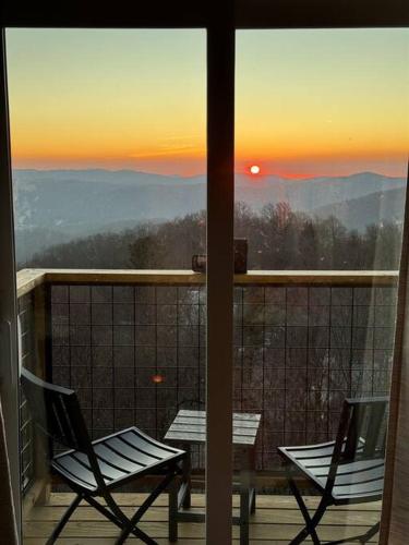 1MMView-2Kings-HotTub-PoolTable-Arcade-Waterfall