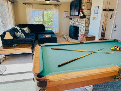 1MMView-2Kings-HotTub-PoolTable-Arcade-Waterfall