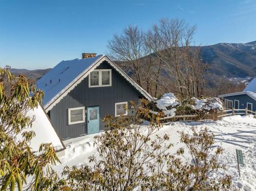 1MMView-2Kings-HotTub-PoolTable-Arcade-Waterfall
