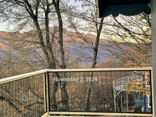 1MMView-2Kings-HotTub-PoolTable-Arcade-Waterfall