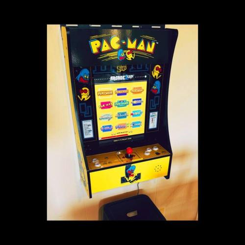 1MMView-2Kings-HotTub-PoolTable-Arcade-Waterfall