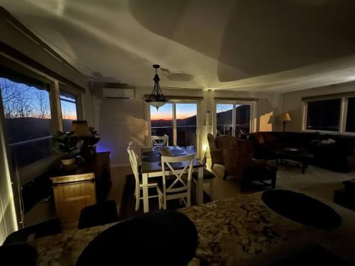 1MMView-2Kings-HotTub-PoolTable-Arcade-Waterfall