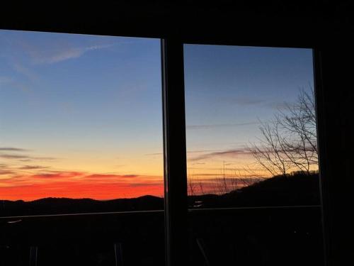 1MMView-2Kings-HotTub-PoolTable-Arcade-Waterfall