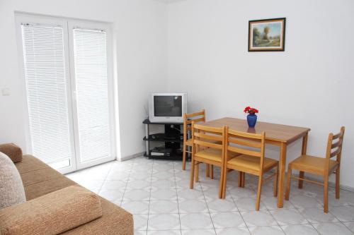 One-Bedroom Apartment image 5