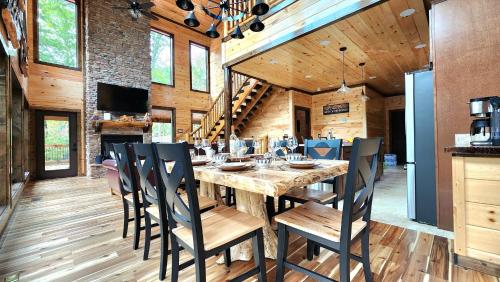 Shared lounge/TV area, Luxe Cabin with Game Room, Hot Tub & Firepit in Pigeon Forge (TN)