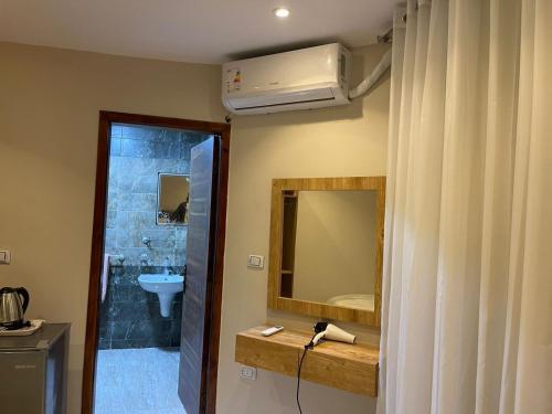 pyramids solar boat inn