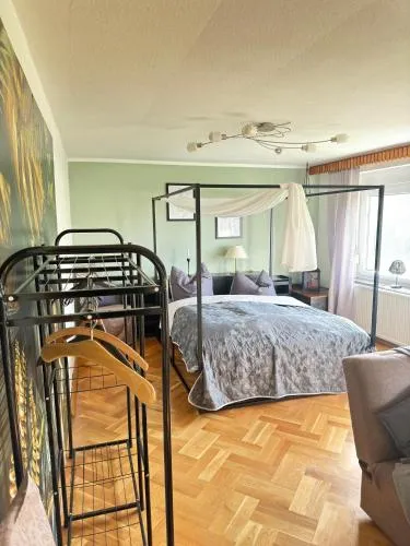 Pension FAULPELZ - Budget Apartment mit Küche, Badewanne in Niederorschel, Deutschland