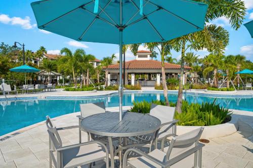 Modern Vista Cay Condo, near Universal Studios!