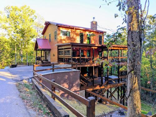 Exterior view, Luxe Cabin with Game Room, Hot Tub & Firepit in Pigeon Forge (TN)