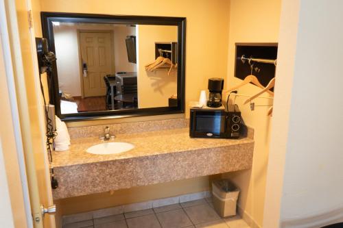 Colonial Inn Hammond - image 6