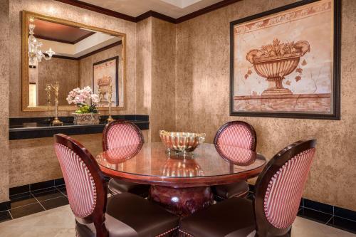 Létesítmények, Silver Legacy Reno- A Caesars Rewards Destination  near Sands Regency Kaszinó Hotel