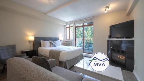 Alpenglow Lodge Sunny Studio with Sitting Area by MVA in Whistler, Canada