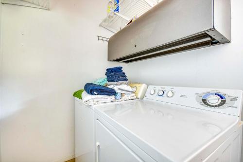 Spacious Alexander City Retreat with Private Dock! in Alexander City (AL)