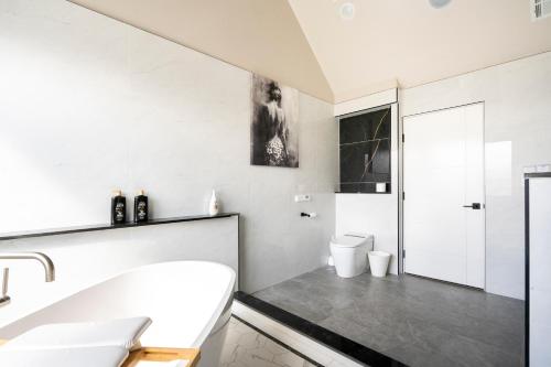 Santa Monica New Luxury Spacious 6-Bedroom House in Los Angeles, USA