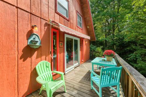 Snowshoe Cabin with Resort Perks - Ski, Tube and More! in Dunmore, USA