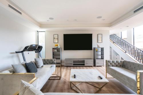 Santa Monica New Luxury Spacious 6-Bedroom House in Los Angeles, USA