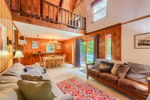 Snowshoe Cabin with Resort Perks - Ski, Tube and More! in Dunmore, USA