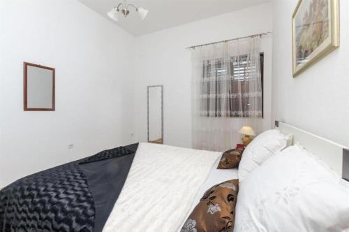 One-Bedroom Apartment image 5