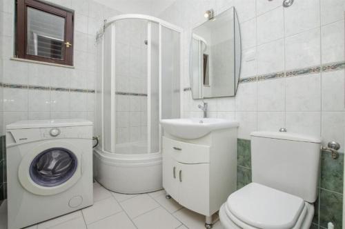 One-Bedroom Apartment image 2
