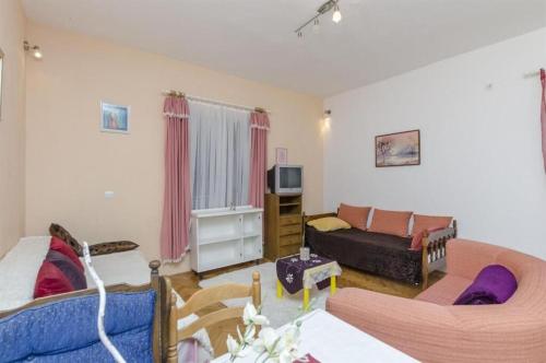 One-Bedroom Apartment image 9