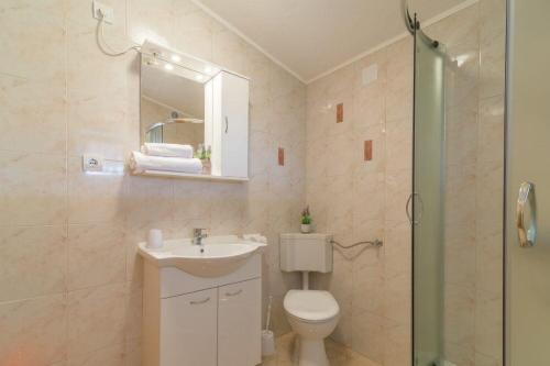 Five-Bedroom Holiday Home image 4