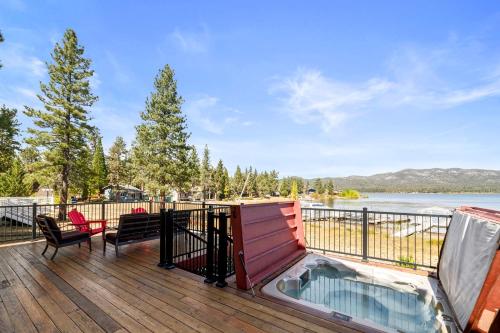 3 Cubs Lakefront - Stunning lakeside home with Hot Tub, Foosball, and Lake View