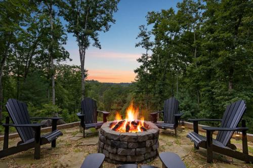 7 Min to DT Blue Ridge~Hot Tub~Fire Pit~Sleeps 12 in Blue Ridge, USA