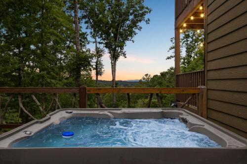 7 Min to DT Blue Ridge~Hot Tub~Fire Pit~Sleeps 12 in Blue Ridge, USA