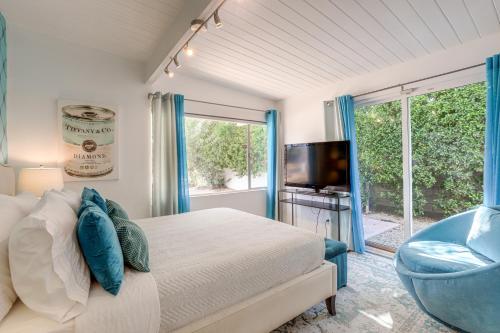 1 Mi to Dtwn Palm Springs Home with Pool! in Palm Springs, USA