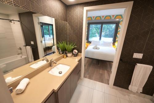 Cozy Apartment 2BR Sleeps 6 in Los Angeles, USA