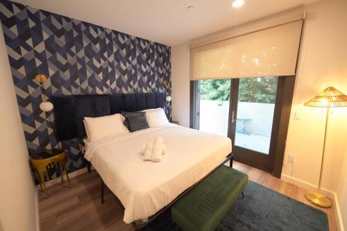 Cozy Apartment 2BR Sleeps 6 in Los Angeles, USA