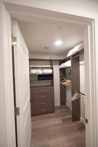 Cozy Apartment 2BR Sleeps 6 in Los Angeles, USA