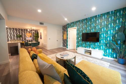 Cozy Apartment 2BR Sleeps 6 in Los Angeles, USA