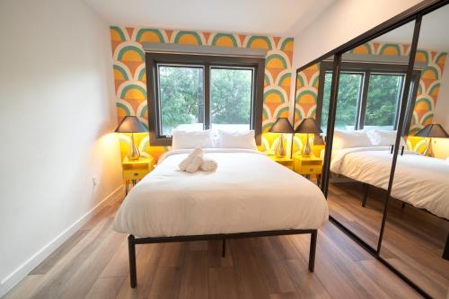 Cozy Apartment 2BR Sleeps 6 in Los Angeles, USA