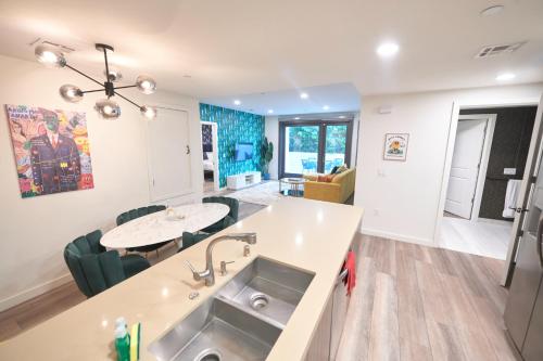 Cozy Apartment 2BR Sleeps 6 in Los Angeles, USA