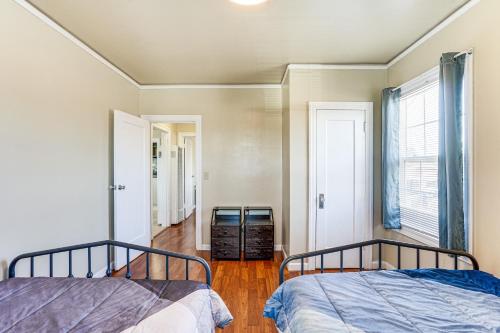 Oakland Apartment: 8 Mi to Dtwn! - Tap to explore photos