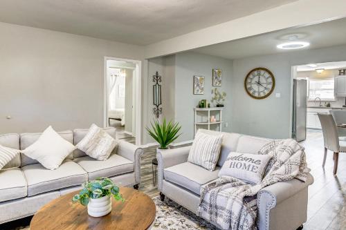 Hike, Fish and Golf Home with Patio in Greenville in Greenville, USA