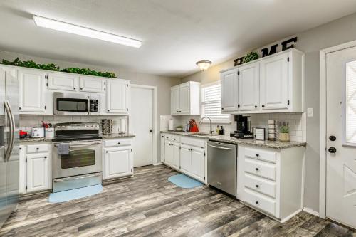 Hike, Fish and Golf Home with Patio in Greenville in Greenville, USA