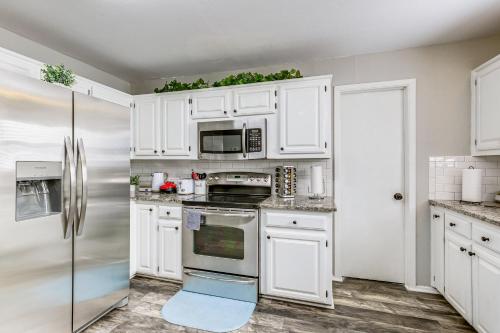 Hike, Fish and Golf Home with Patio in Greenville in Greenville, USA