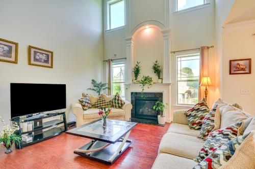 2 Mi to Oak Hollow Lake High Point Abode! in Friendship, USA